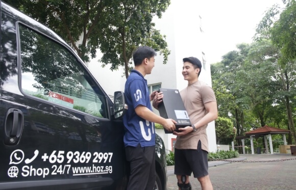 Hoz giving Smart Lock to customer