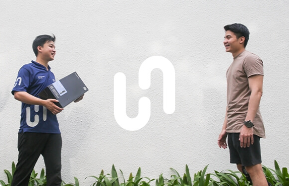 Hoz explaining Smart Lock to customer