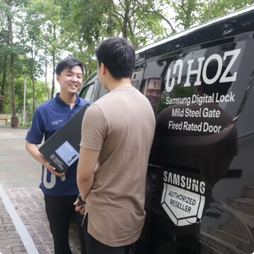 Hoz explaining Smart Lock to customer